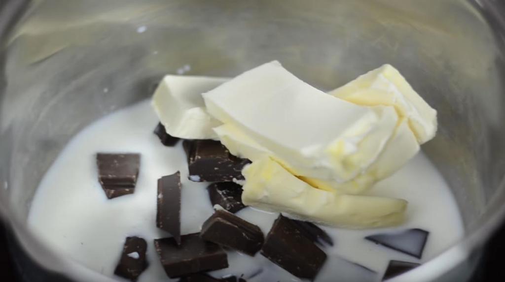 Быстрый сливочно-шоколадный торт с "Нутеллой" без выпечки: рецепт для занятых сладкоежек