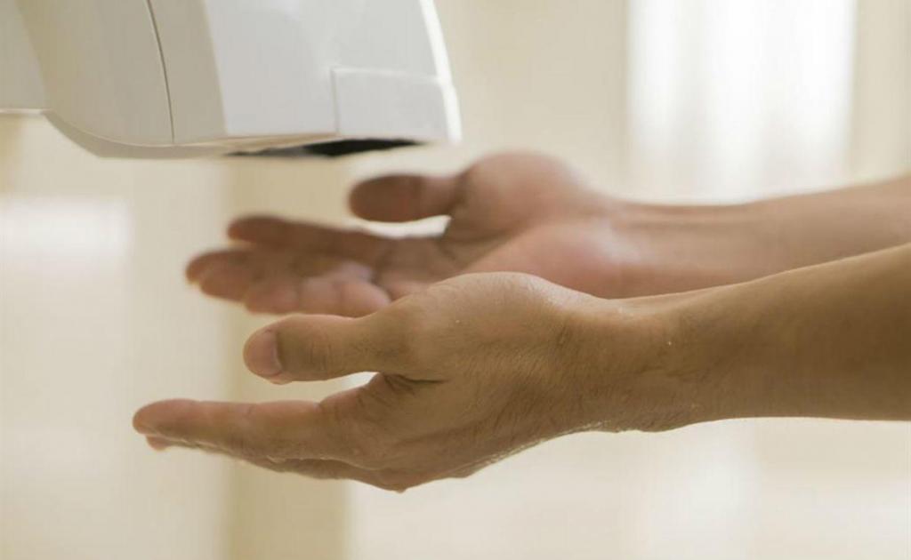 Сушилки после мытья рук лучше не использовать: эксперимент доказал, что они могут навредить