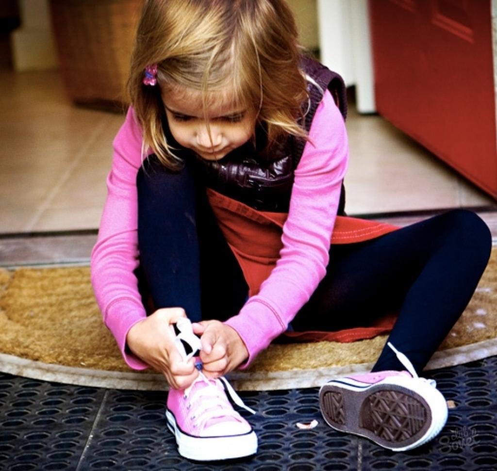 Учим ребенка завязывать шнурки: покупаем разноцветные, и другие уловки