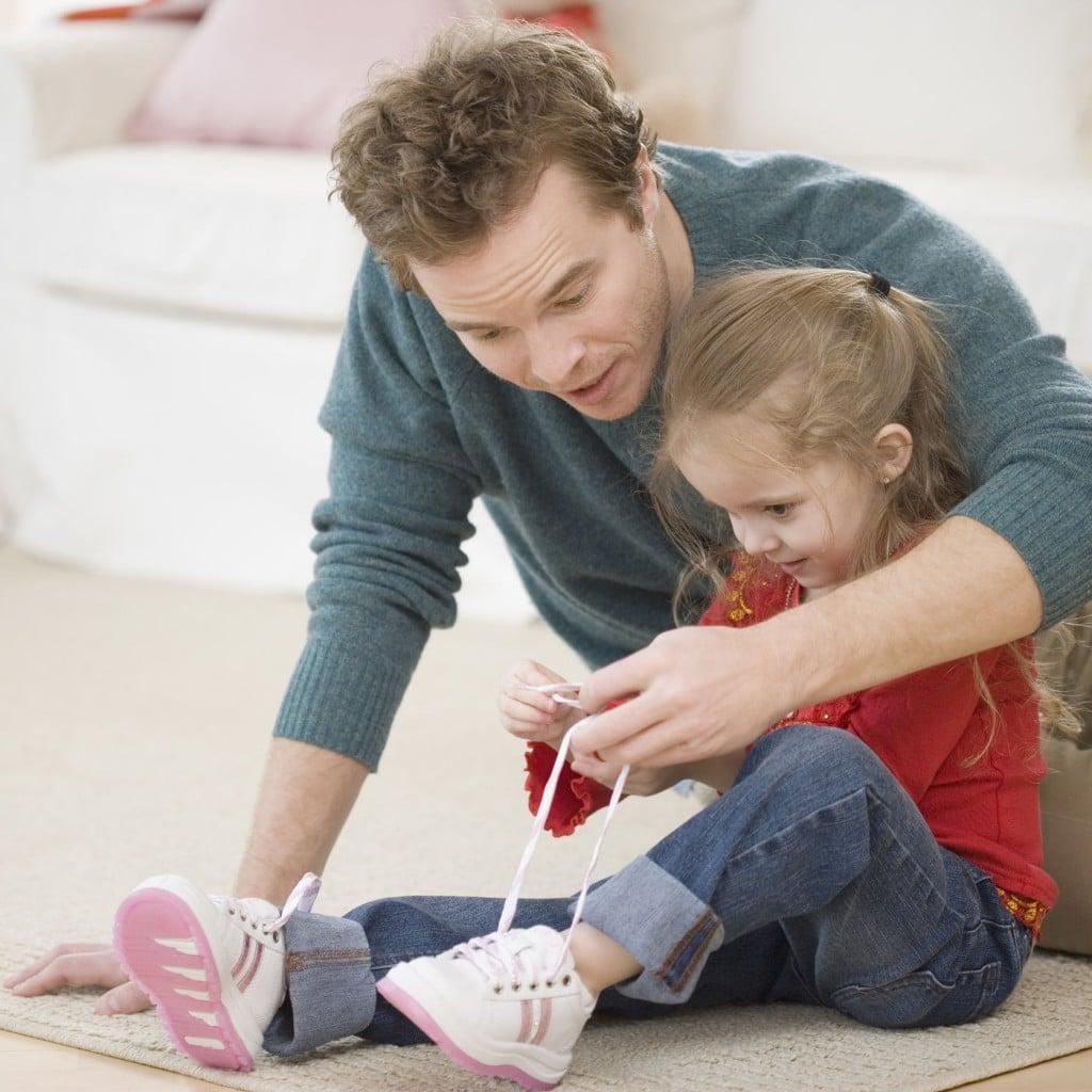 Учим ребенка завязывать шнурки: покупаем разноцветные, и другие уловки