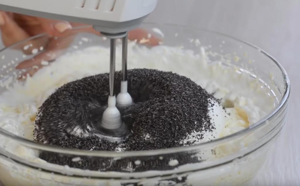 Нежный кремовый торт с необычным вкусом: рецепт для любителей маковых десертов