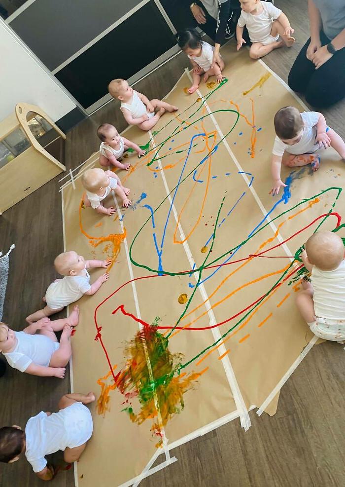Няня усадила малышей на групповой сеанс рисования. Фото быстро стали вирусными