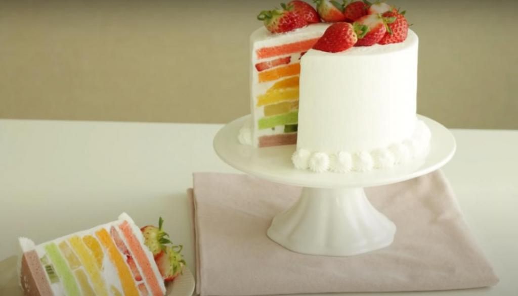 Фруктовый торт "Сладкая радуга" – идеальное угощение для детского праздника: готовится просто и с удовольствием