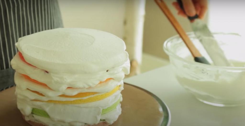 Фруктовый торт "Сладкая радуга" – идеальное угощение для детского праздника: готовится просто и с удовольствием