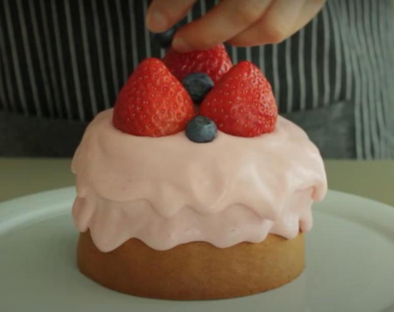 "Наряжаем" нежнейший кекс с начинкой розовой глазурью и ягодами: получается очень красивый и вкусный десерт