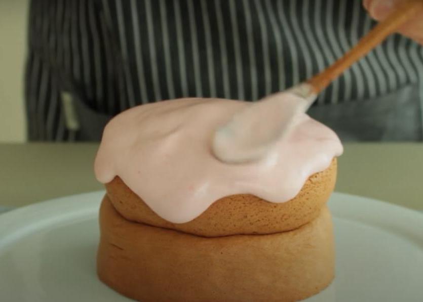 "Наряжаем" нежнейший кекс с начинкой розовой глазурью и ягодами: получается очень красивый и вкусный десерт
