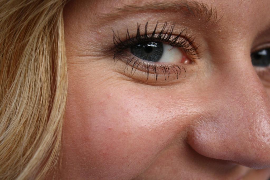 Уход за кожей вокруг глаз дорогой, а морщины только глужбе: в чем женские ошибки