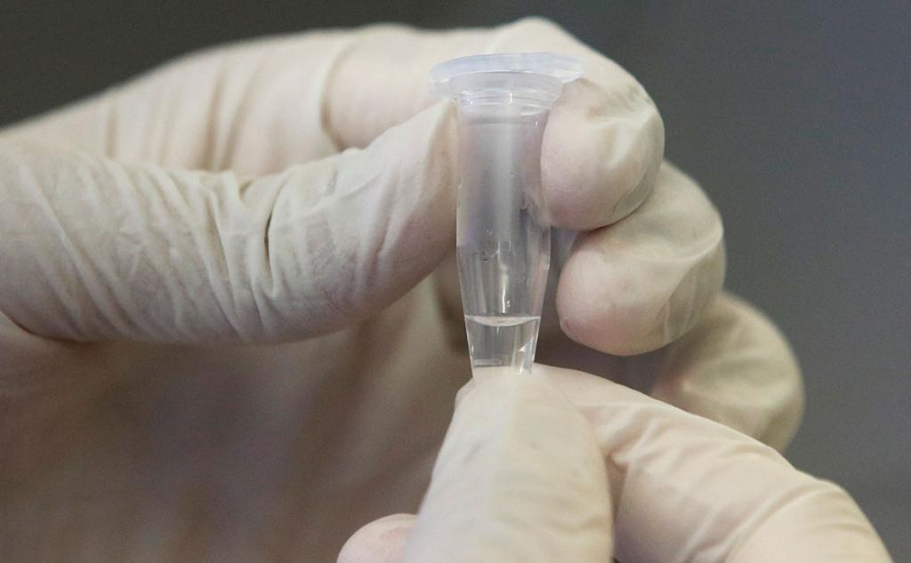Центр имени Гамалеи начал клинические испытания вакцины "Спутник V" в виде капель для носа