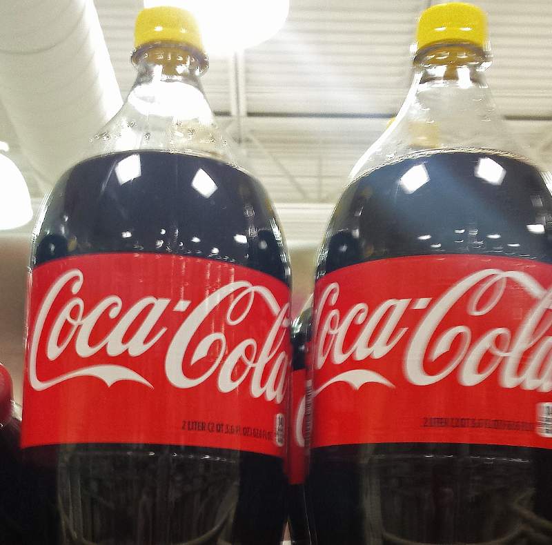 Сигнал евреям: почему сейчас у Coca-Cola желтые крышки в Израиле и США