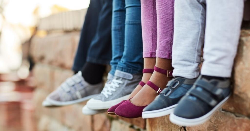 «Тест большого пальца» и другие ошибки, которые совершают родители при покупке детской обуви