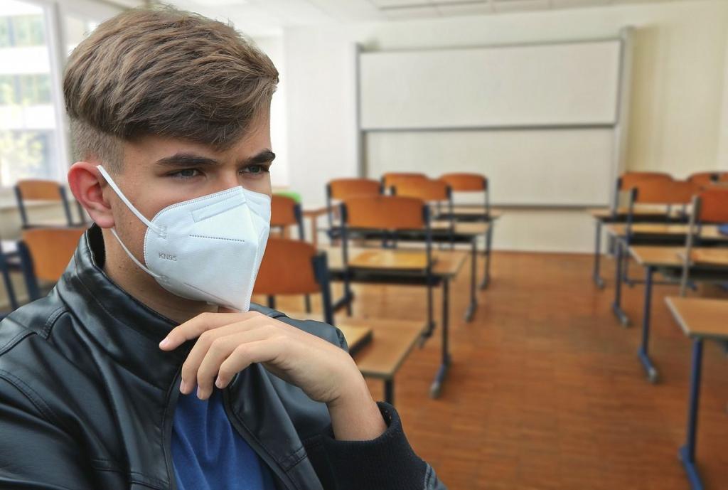 Отличная защита еще и от эпидемий гриппа: в России предложили ввести масочный режим на постоянной основе
