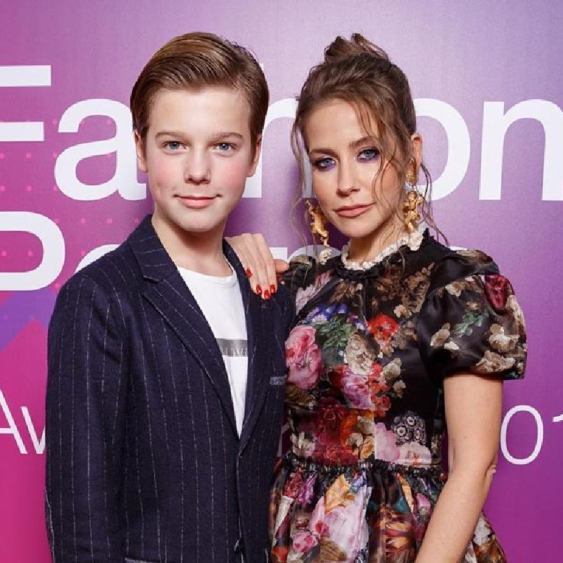 "Обожаю стоять на одной сцене со своим сыном": телеведущая Юлия Барановская провела премию Fashion People Awards Teens 2021 со старшим наследником