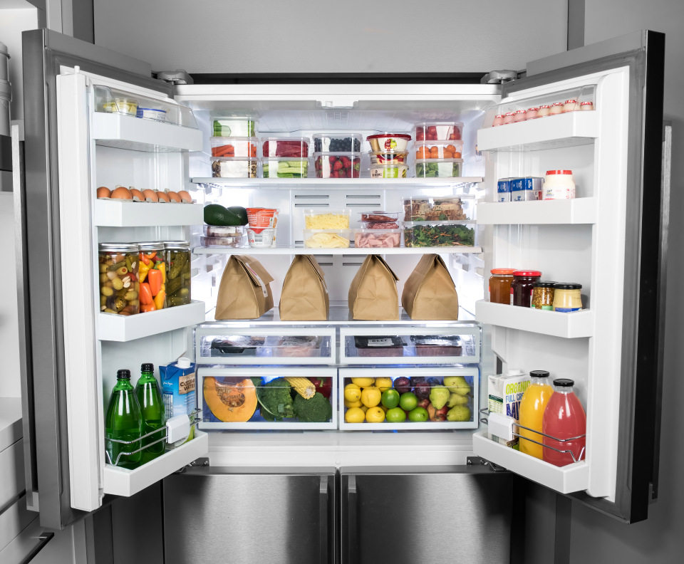 Полка "срочно съесть", полезное на уровне глаз: как навести порядок в холодильнике с пользой для кошелька