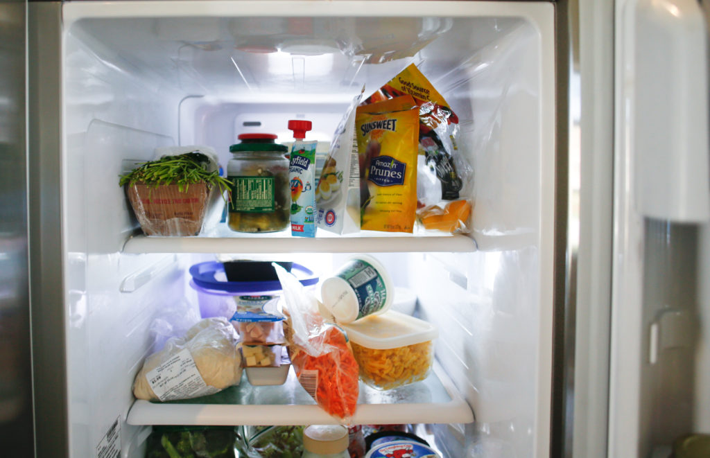 Полка "срочно съесть", полезное на уровне глаз: как навести порядок в холодильнике с пользой для кошелька