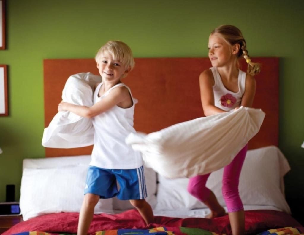 Игра, за которую нас ругали в детстве. Почему лучше разрешить детям драться подушками: 3 причины