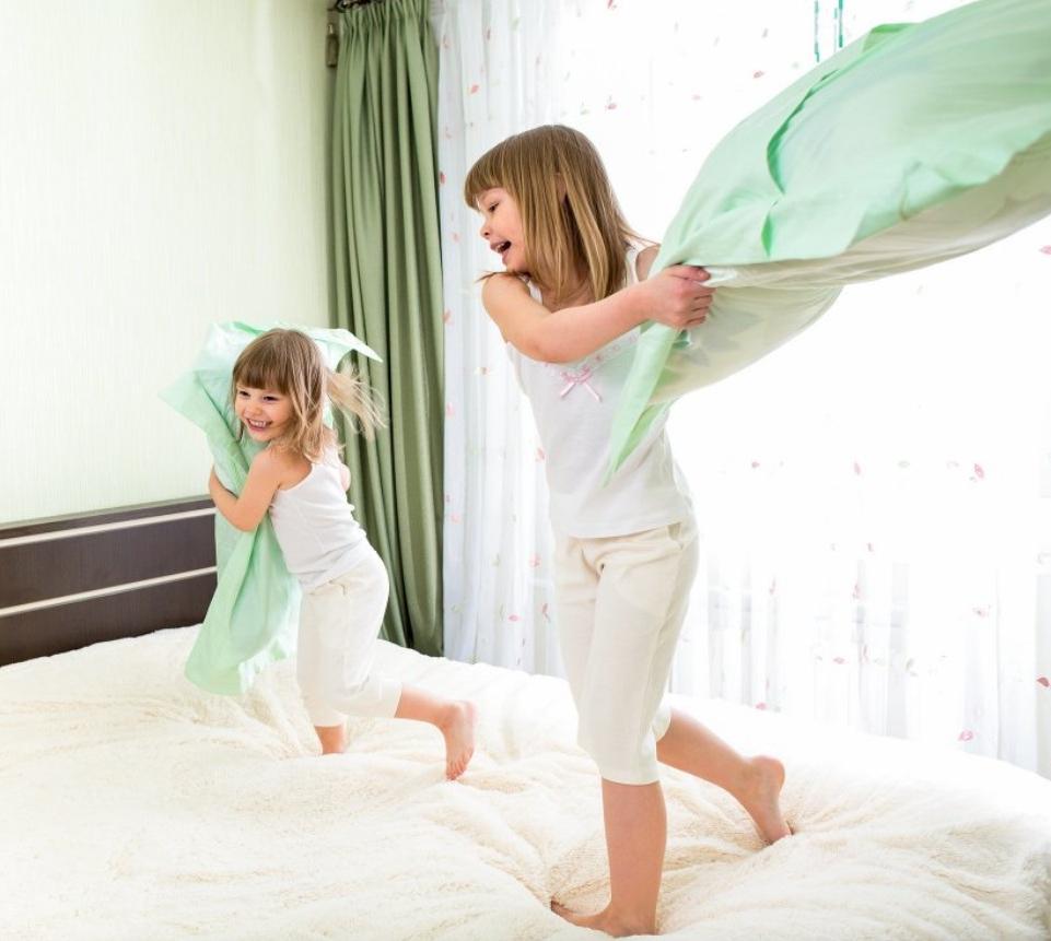 Игра, за которую нас ругали в детстве. Почему лучше разрешить детям драться подушками: 3 причины