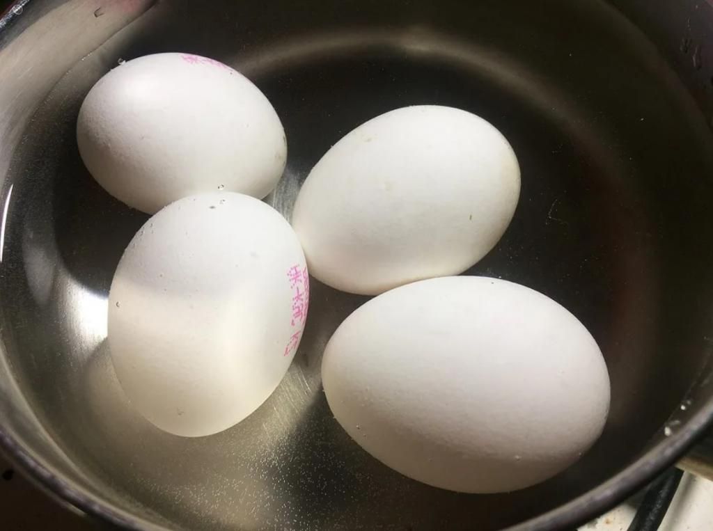 Яйца - кладезь витаминов, но после варки их почти не остается. Как правильно варить их, чтобы и витамин В и фолиевая кислота остались внутри и попали в организм