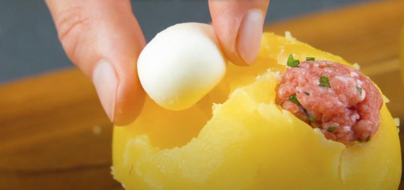Такой необычной картошке с фаршем и сыром гости будут аплодировать: рецепт