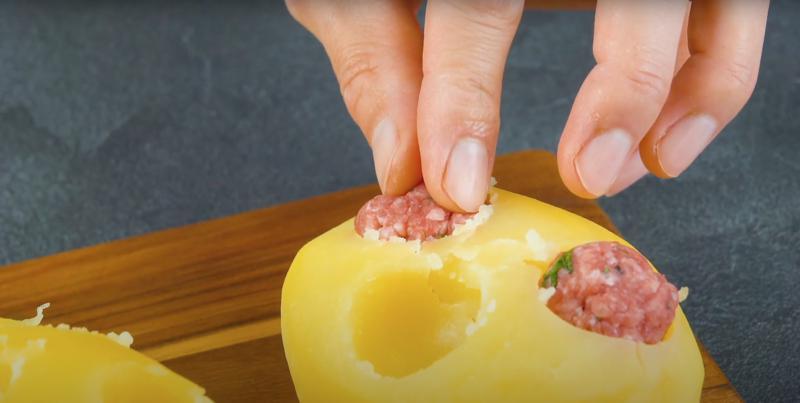 Такой необычной картошке с фаршем и сыром гости будут аплодировать: рецепт
