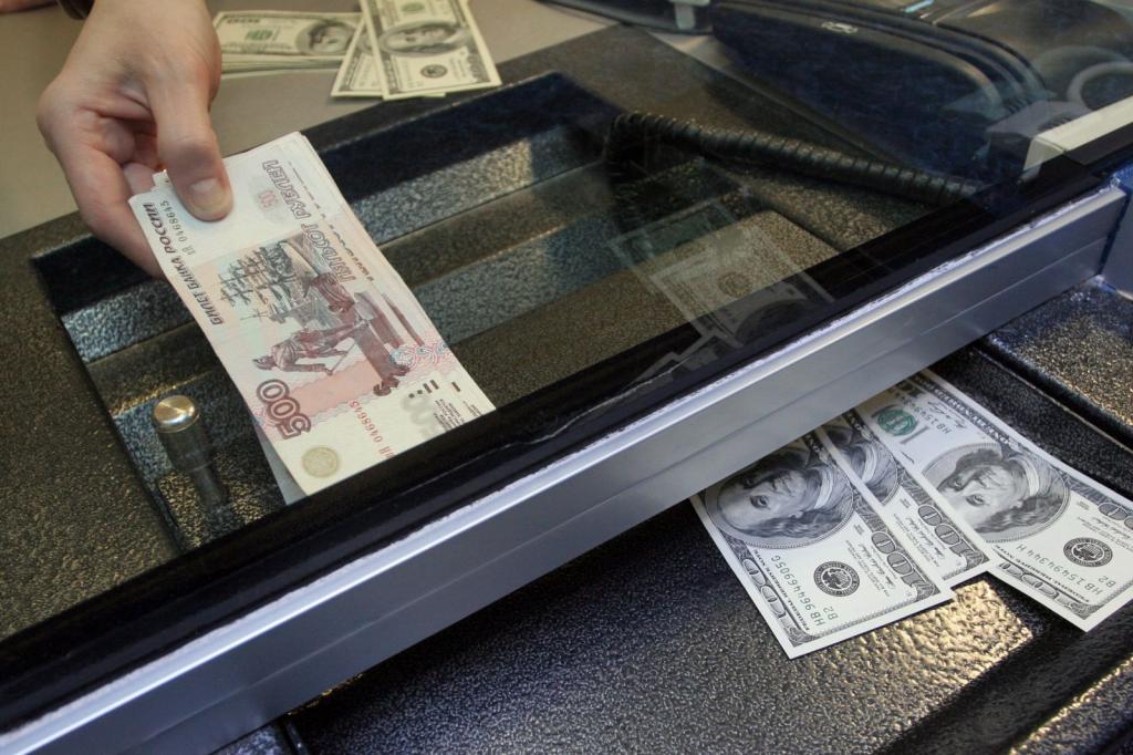 Финансовый специалист посоветовал россиянам не менять рубли на доллары