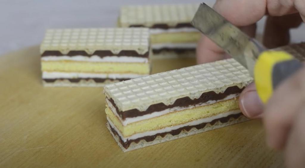 Вафельно-бисквитный лимонный торт с орехами и шоколадом: можно подавать и как маленькие пирожные