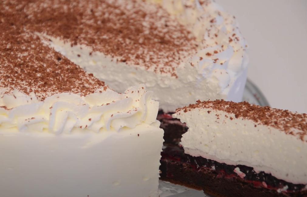 Шоколадно-бисквитный торт "Лесная ягода" со взбитыми сливками: десерт готовится с вареньем