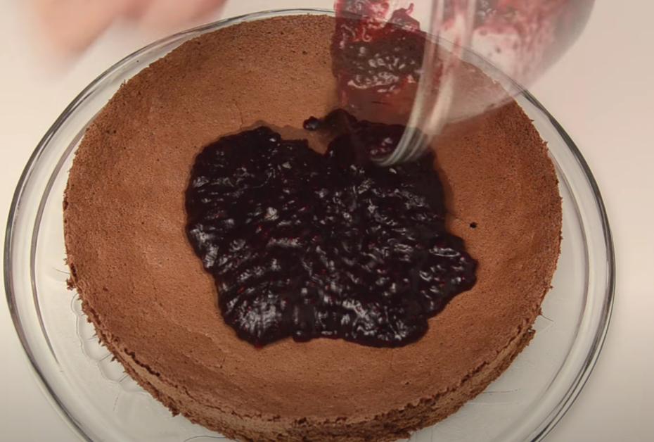 Шоколадно-бисквитный торт "Лесная ягода" со взбитыми сливками: десерт готовится с вареньем