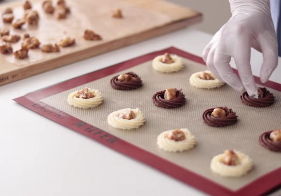 Заманчивый рецепт хозяйкам на заметку: карамельно-сливочные печенюшки с шоколадом и ванильным кремом