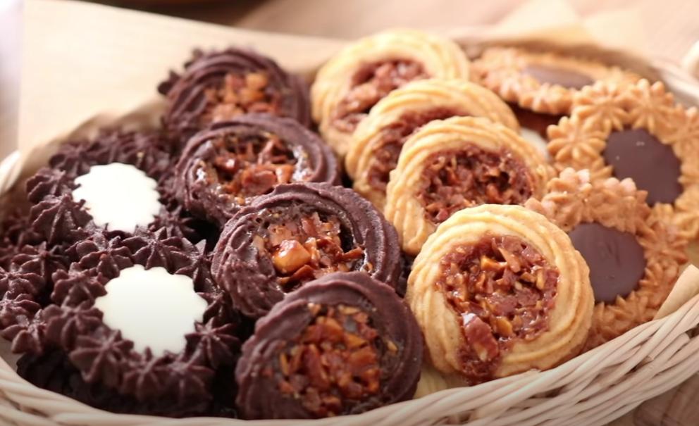 Заманчивый рецепт хозяйкам на заметку: карамельно-сливочные печенюшки с шоколадом и ванильным кремом