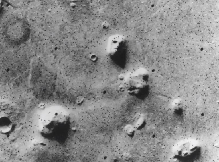От пушечного ядра до пончика с желе и Pac-Man: странные объекты, увиденные на Марсе, и их логическое объяснение (фото)
