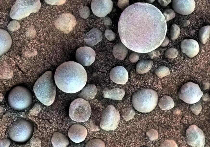 От пушечного ядра до пончика с желе и Pac-Man: странные объекты, увиденные на Марсе, и их логическое объяснение (фото)