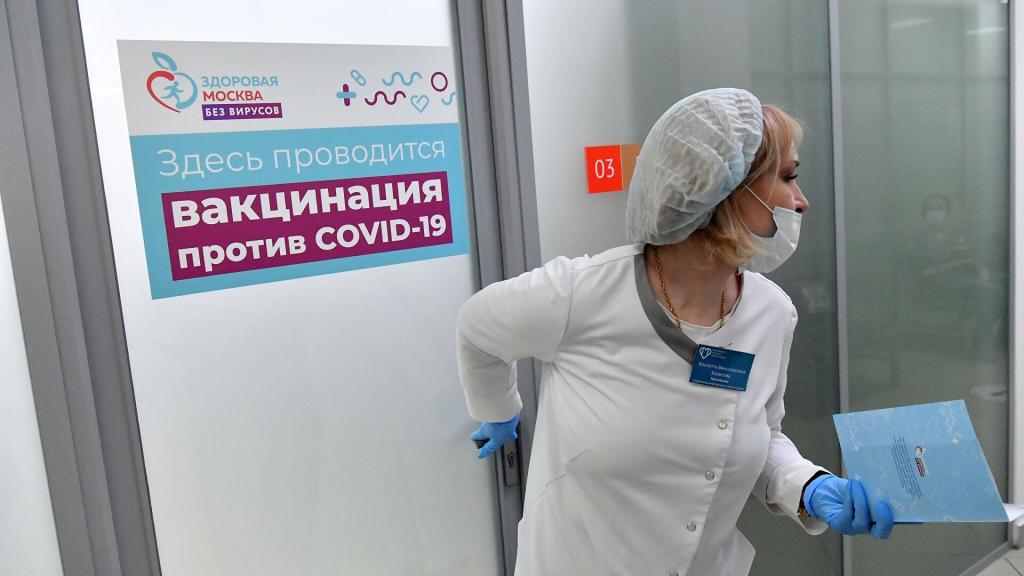 В России уже 7 миллионов человек получили вакцину от COVID-19, лидером стала Чукотка