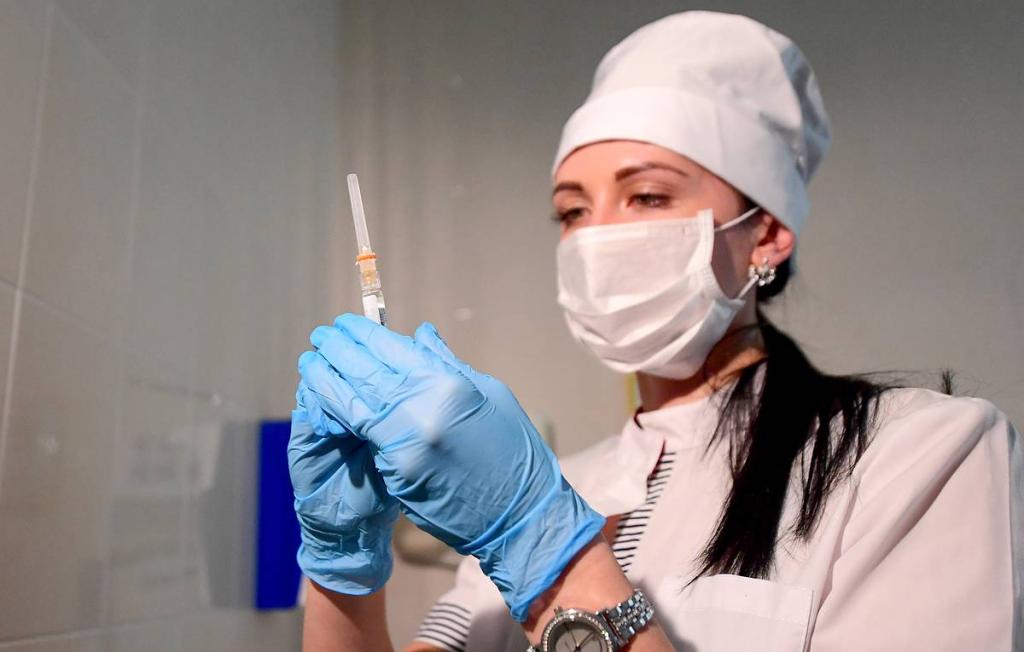В России уже 7 миллионов человек получили вакцину от COVID-19, лидером стала Чукотка
