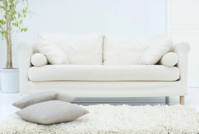 Светлая мебель, фоновый шум и не только: 8 вещей в гостиной, приводящие к стрессу