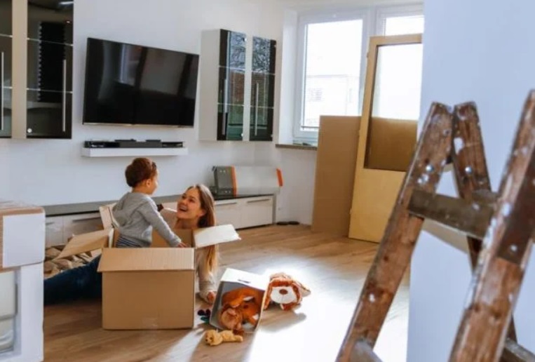 Светлая мебель, фоновый шум и не только: 8 вещей в гостиной, приводящие к стрессу