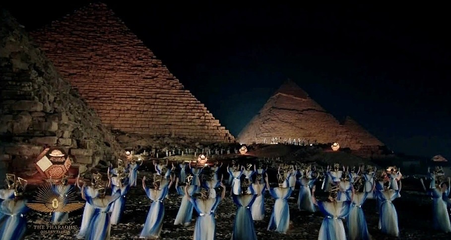 Парад фараонов: на видео Египет проводит впечатляющую церемонию транспортировки 22 мумий к их новому месту упокоения в музее