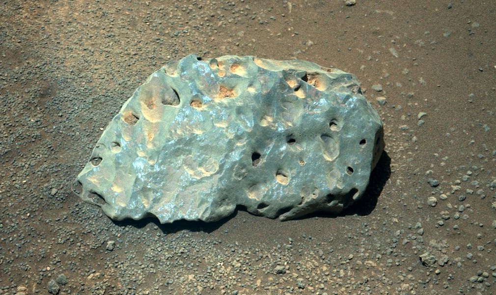 Странный камень с отверстиями: НАСА обнародовало снимок последней находки на Марсе