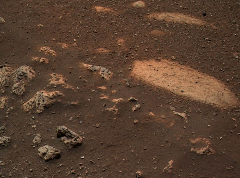 Странный камень с отверстиями: НАСА обнародовало снимок последней находки на Марсе
