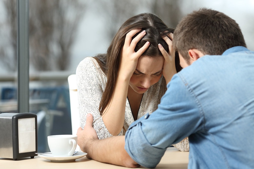 Стоит ли волноваться за отношения, если муж помогает бывшей пассии в сложный период жизни: на вопрос отвечает психолог