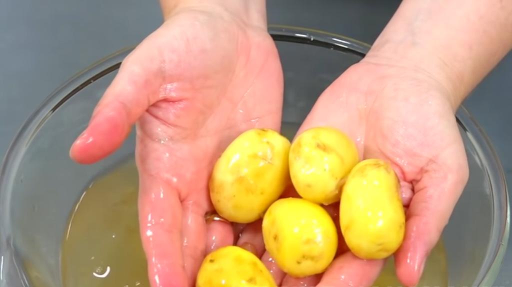 И руки не замараете: хитрый способ почистить молодой картофель с помощью соли