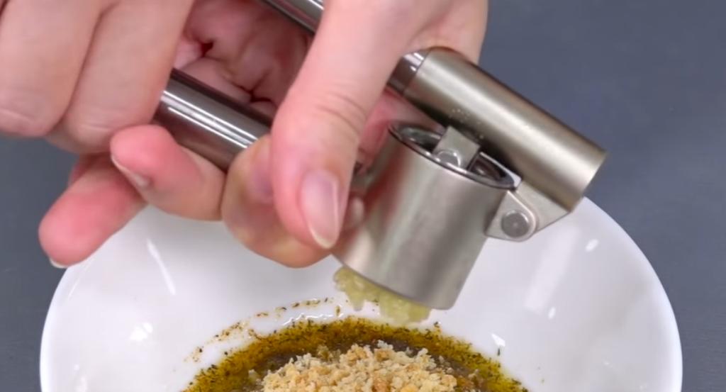 И руки не замараете: хитрый способ почистить молодой картофель с помощью соли