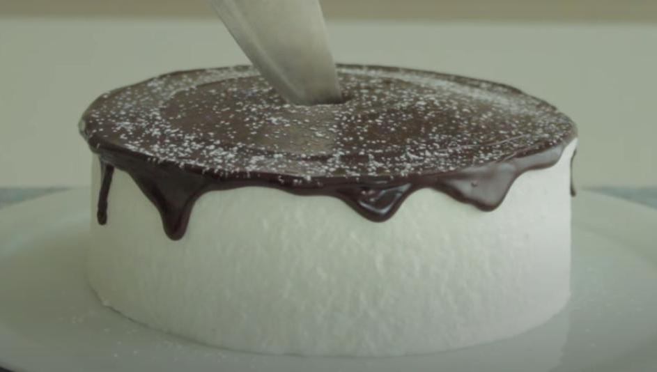 Клубника и шоколад – беспроигрышное сочетание: как приготовить блинный тортик с невероятно нежным вкусом