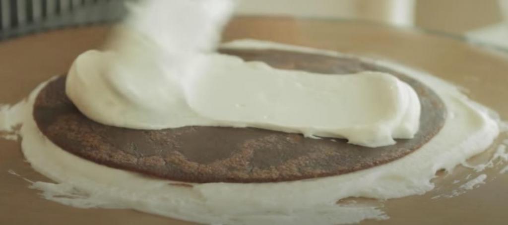 Клубника и шоколад – беспроигрышное сочетание: как приготовить блинный тортик с невероятно нежным вкусом