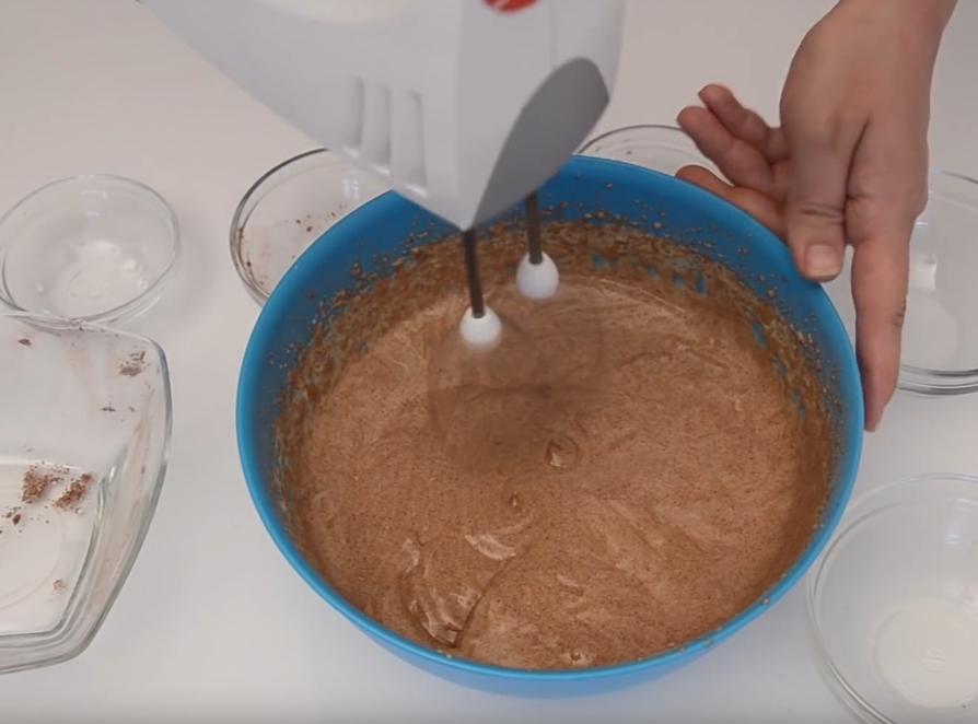 Шоколадно-сливочные пирожные с глазурью и кокосом: рецепт красивого несложного десерта