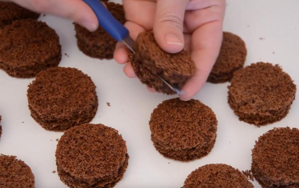 Шоколадно-сливочные пирожные с глазурью и кокосом: рецепт красивого несложного десерта