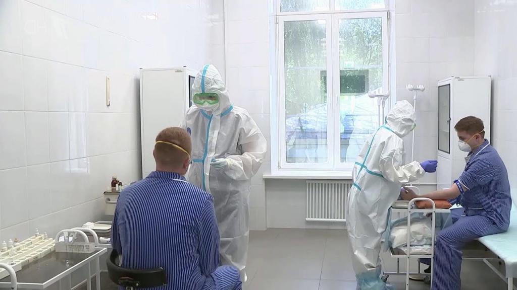 Российский врач прокомментировал миф о том, что во время вакцинации от COVID-19 людей чипируют