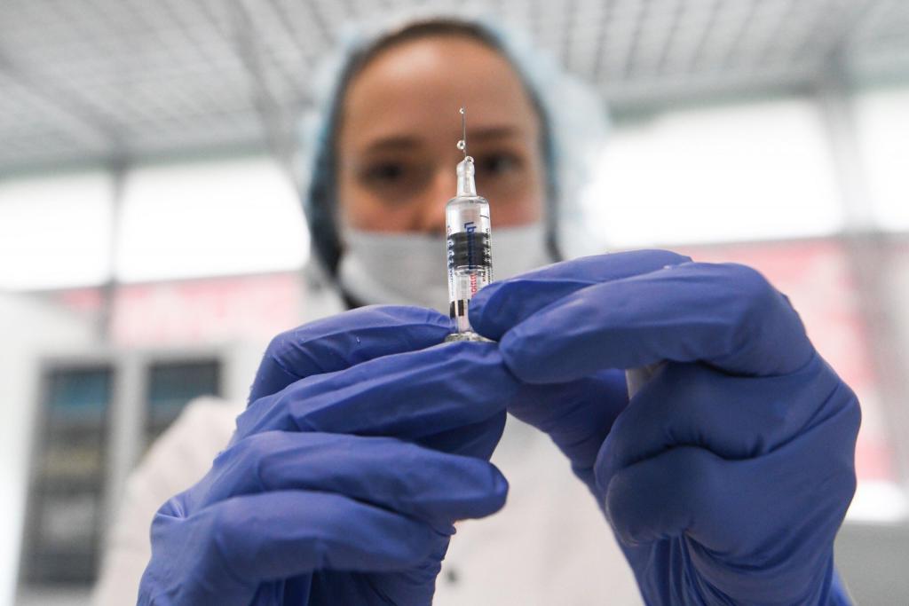 Вирус будет мутировать, принимать другие формы: врач рассказал о последствиях отказа от вакцинации