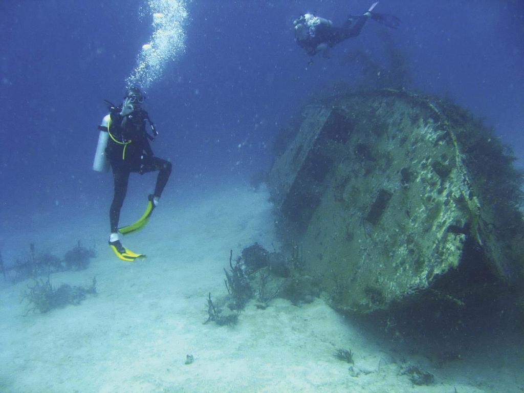 Министерство культуры Греции разрешило туристам, увлекающимся подводным плаванием, посещать затонувшие корабли и самолеты