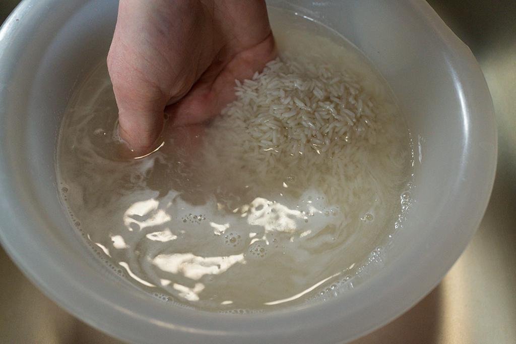 Полезно для волос и не только: почему никогда не стоит сливать воду после промывания риса
