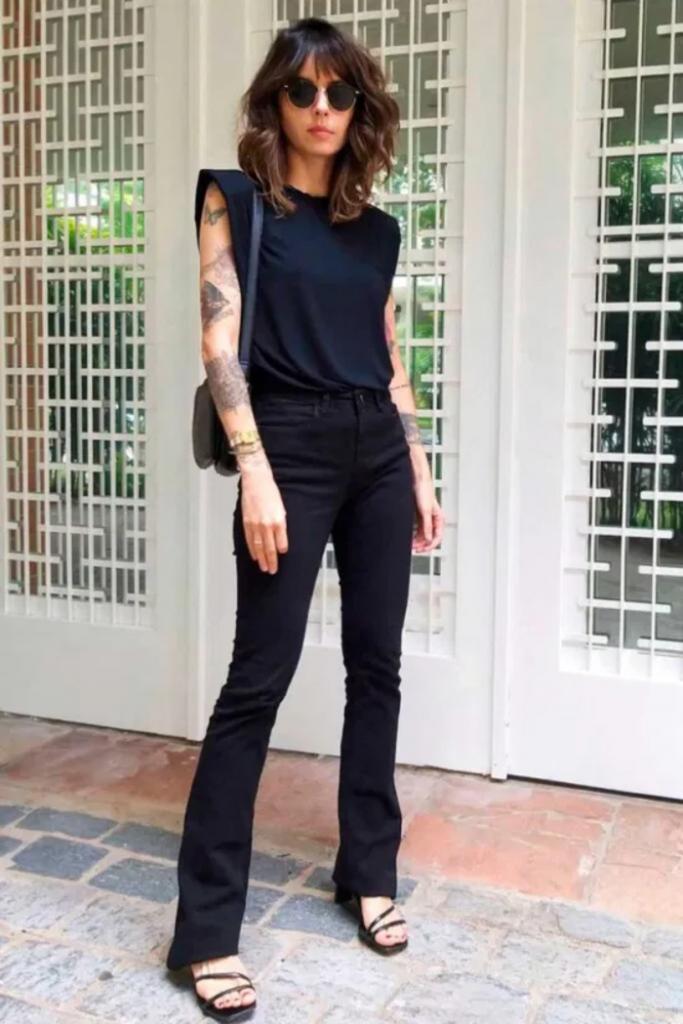 Они просто незаменимы при создании стильного образа: модные модели черных брюк-клеш и советы, как их носить